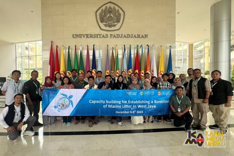 [Kanal Media Unpad] Pusat Riset Citarum/Citarum Center of Research (CCR) Universitas Padjadjaran berkolaborasi dengan lembaga riset CSIRO, Monash University, dan Universitas Indonesia melakukan penelitian mengenai audit sampah (waste audit) di DAS Citarum. Proses audit ini akan melibatkan sejumlah surveyor yang menyebar di sejumlah lokus penelitian.</p>
<p>Silakan mencantumkan tautan/membuat hyperlink https://www.unpad.ac.id/2023/12/ccr-unpad-ui-monash-university-csiro-australia-gelar-pelatihan-audit-sampah-untuk-riset-di-citarum/ apabila mengutip konten berita ini.